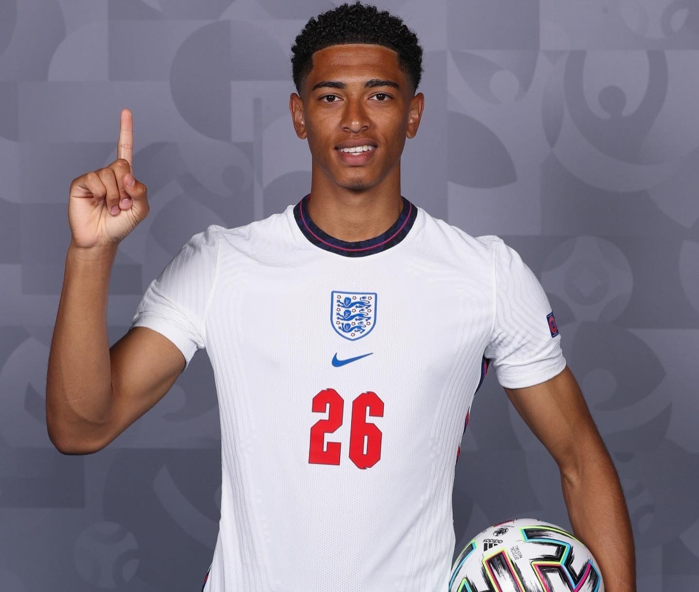 国际米兰连胜，齐沃调整团队，迪乌夫证明实力，马丁内斯复出，球队士气回升。