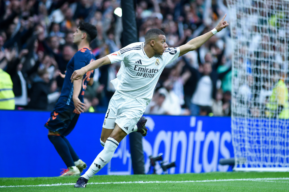 进亚冠精英附加赛！北京国安夺杯赛冠军！完胜河南队！法比奥戴帽（北京国安完胜河南捧杯晋级亚冠精英附加赛，法比奥上演帽子戏法）