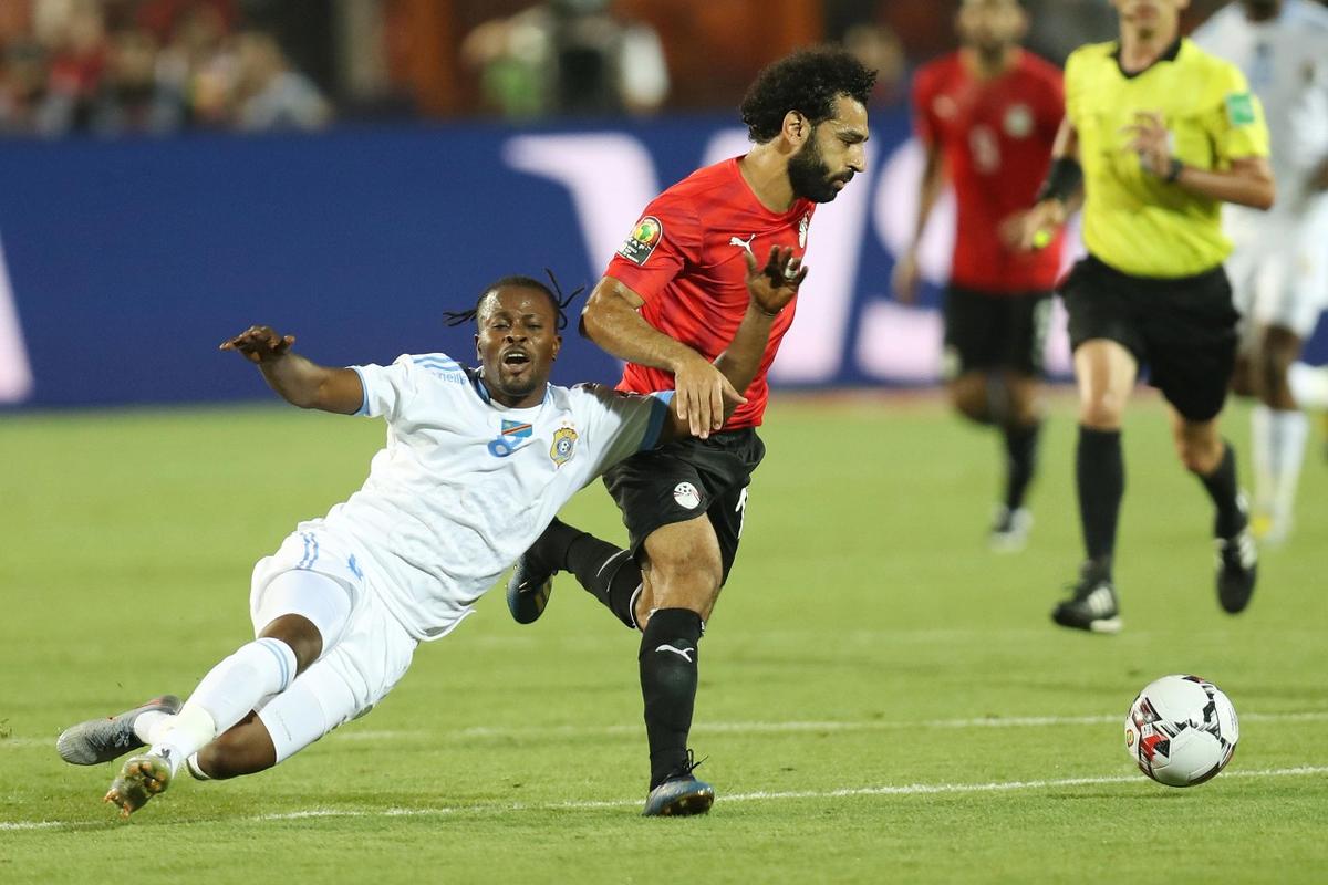 白衣下边是红衣，香港行期间一阿森纳球迷卧底在热刺球迷看台