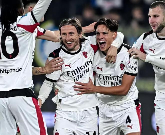 纯粹的热爱，孔德在贝宁和当地的孩子们一起赤脚踢球（热爱至纯：孔德在贝宁与当地孩子光脚踢球）