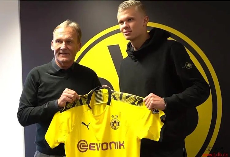 本泽马谈C罗：场上见面很冷淡？我们在更衣室已拥抱过了（本泽马回应与C罗场上显冷：更衣室里我们早已相拥）