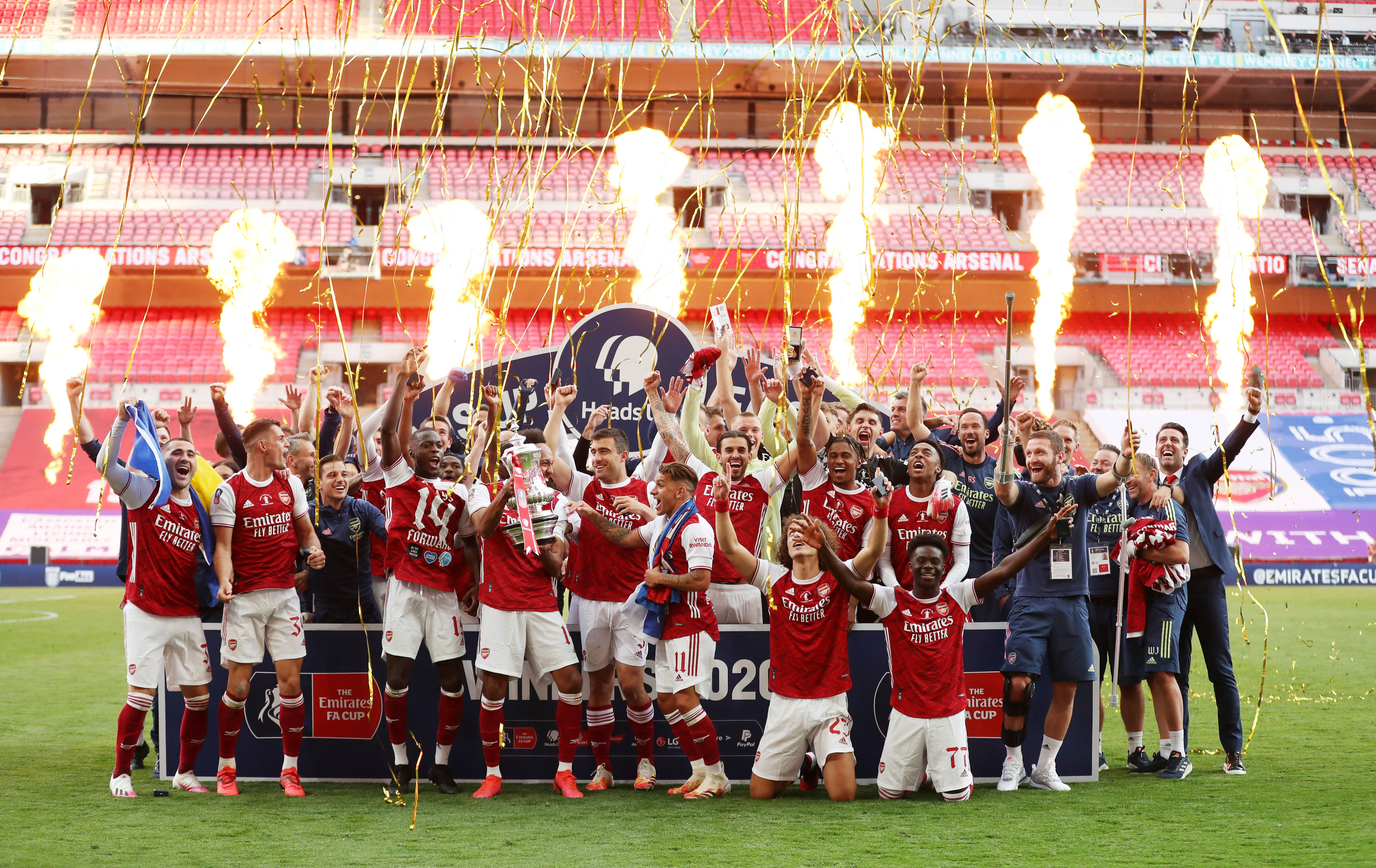 一日英超动向：曼城再具争冠实力，萨拉赫猛批斯洛特引发矛盾