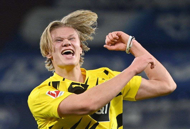 庆祝建队126周年！巴萨官方社媒晒诺坎普球场海报