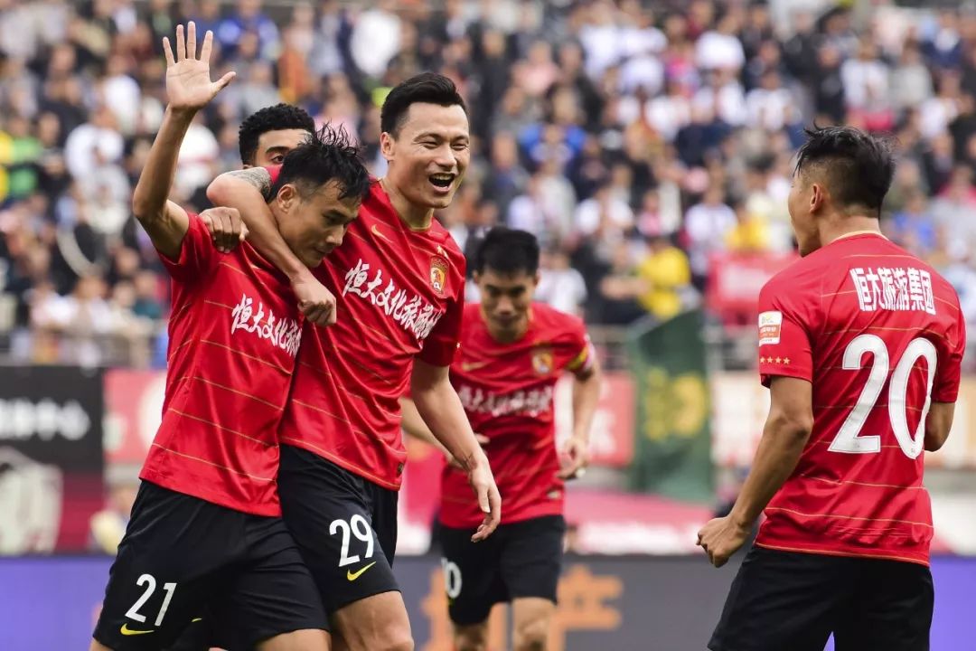 欧冠半场：杜兰、多尔贝格破门，卡拉巴克1-1阿贾克斯（欧冠半场比分：卡拉巴克1-1阿贾克斯，杜兰与多尔贝格建功）