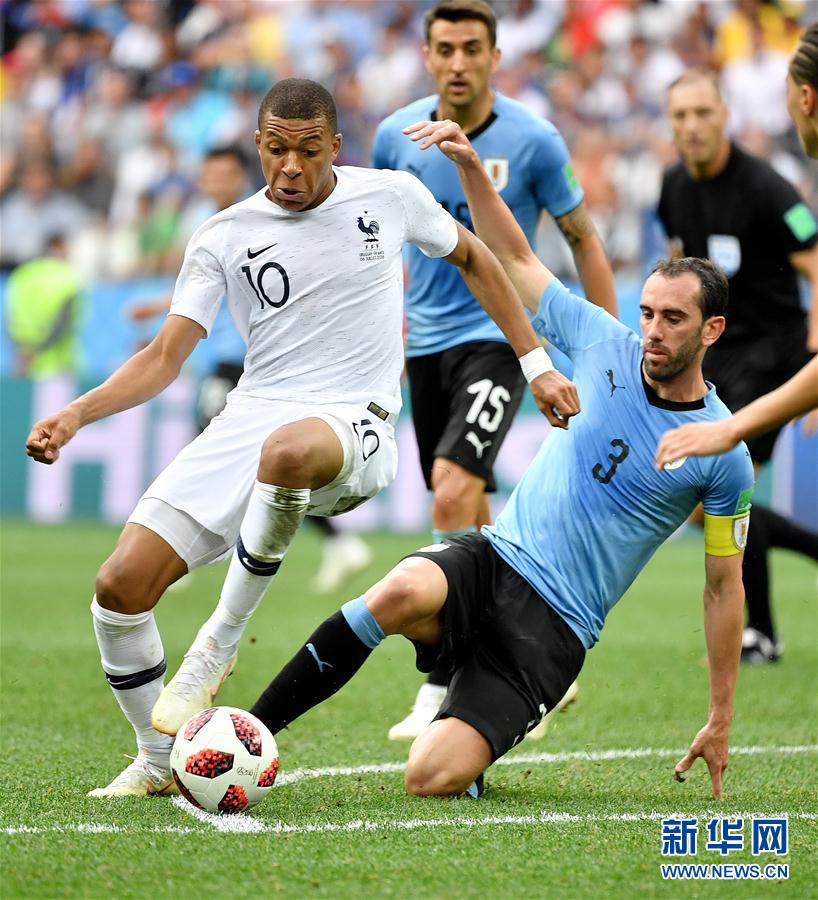 常州举办足球音乐晚会，黄紫昌夫妇甜蜜献唱《小酒窝》（常州举行足球音乐之夜，黄紫昌夫妇深情合唱《小酒窝）